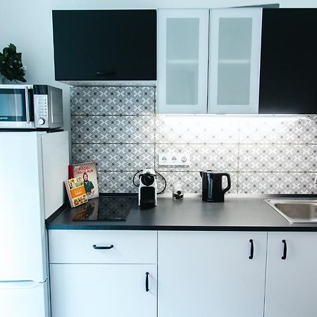 Black & White Apartment With A Gift Soft Panda Budapeste Exterior foto
