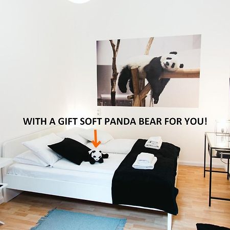 Black & White Apartment With A Gift Soft Panda Budapeste Exterior foto