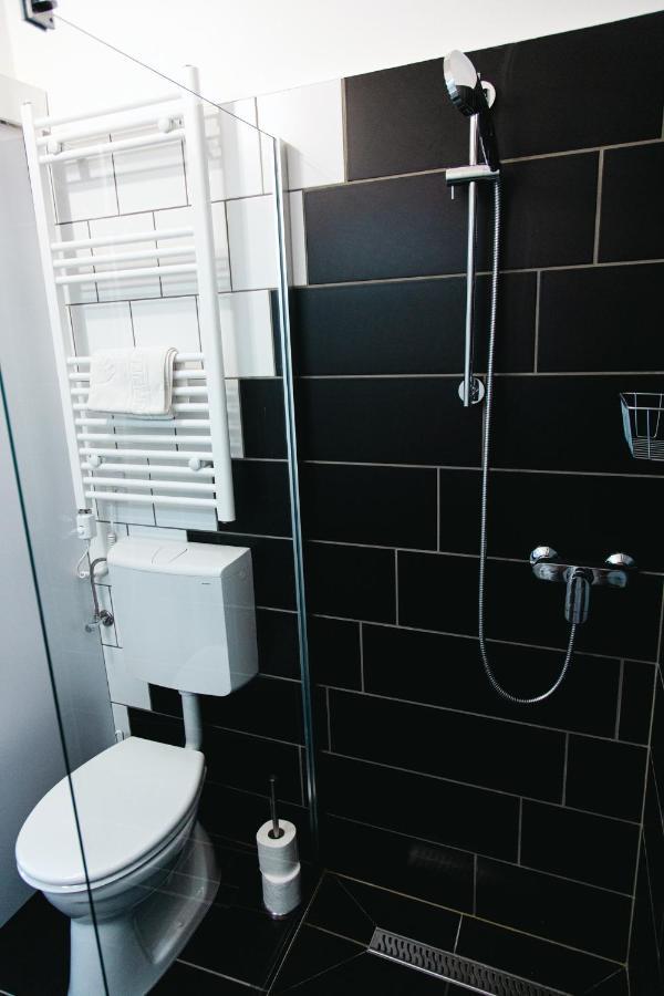 Black & White Apartment With A Gift Soft Panda Budapeste Exterior foto