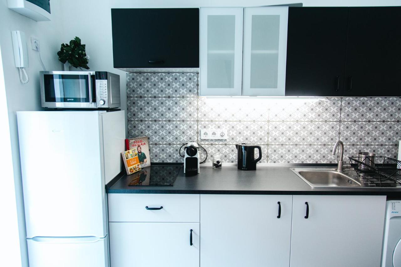 Black & White Apartment With A Gift Soft Panda Budapeste Exterior foto
