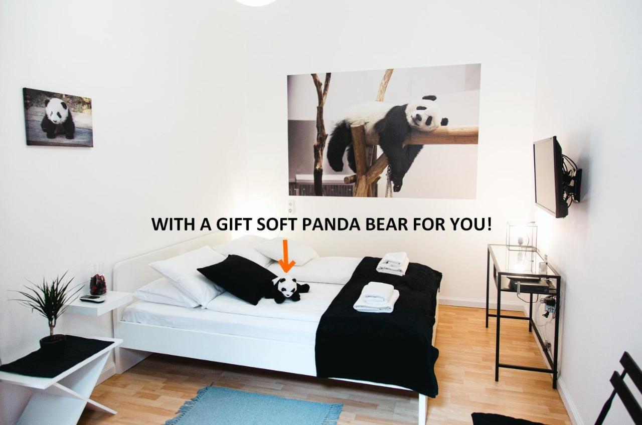 Black & White Apartment With A Gift Soft Panda Budapeste Exterior foto